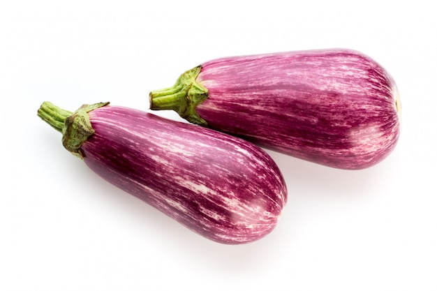 Close-up van verse en rijpe aubergines