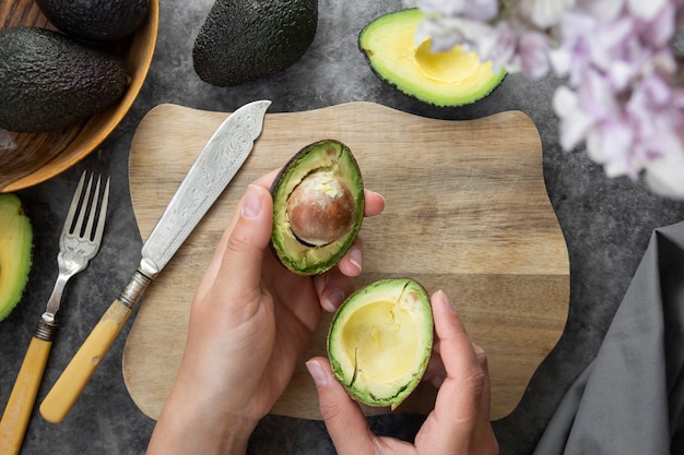 Close-up van verse en rijpe avocado