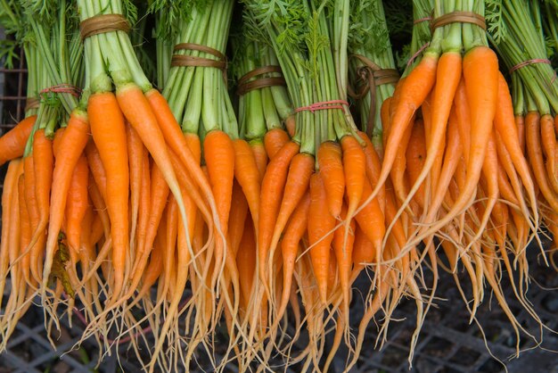 Foto close-up van verse groenten op de markt