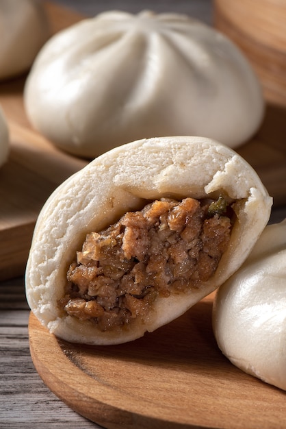 Close-up van verse heerlijke baozi, Chinees gestoomd vleesbroodje is klaar om te eten bij het serveren van plaat en stoomboot, close-up, kopie ruimte productontwerpconcept.