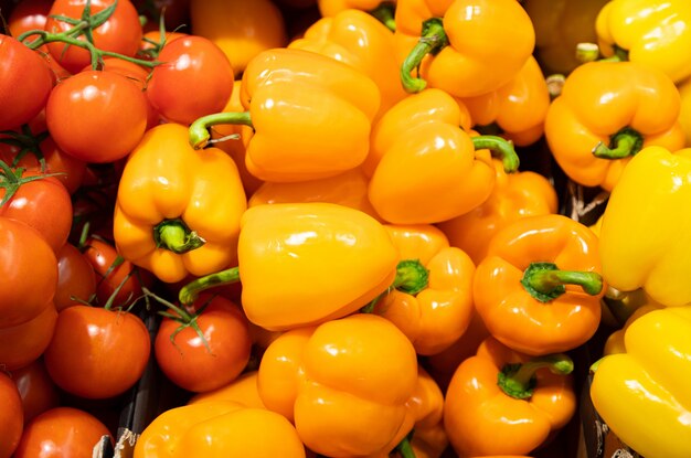 Close-up van verse inlandse paprika in mand op supermarktteller