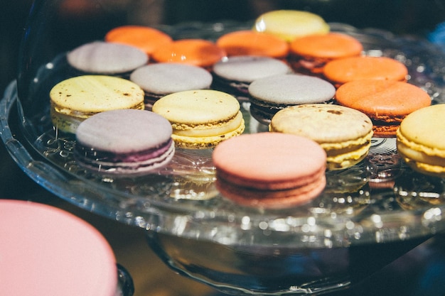 Foto close-up van verse macaroons op een glazen plaat