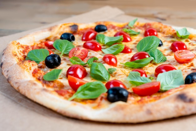 Close-up van verse pizza geserveerd op tafel