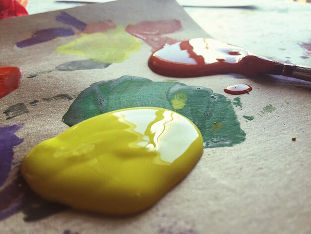 Close-up van verspreide verf op papier