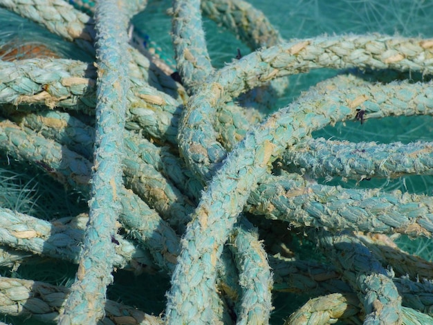 Foto close-up van verwikkelde touwen in de haven