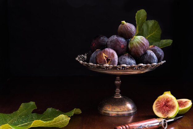 Close-up van vijgen op tafel tegen een zwarte achtergrond