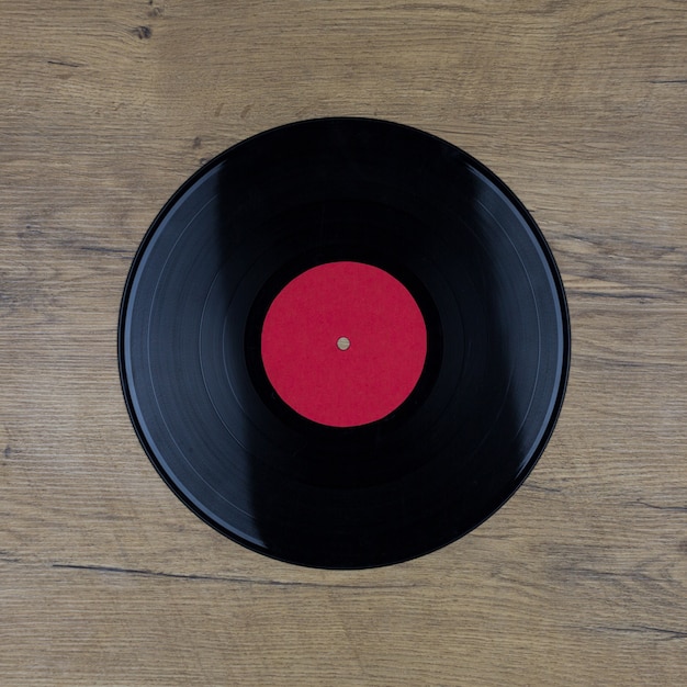 Close-up van Vinyl Long Play-Record met Etiket met Exemplaarruimte op houten oppervlakte