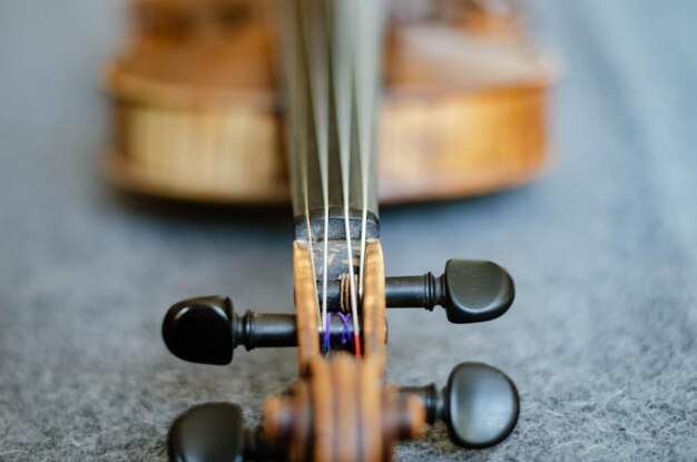 Foto close-up van viool op tafel