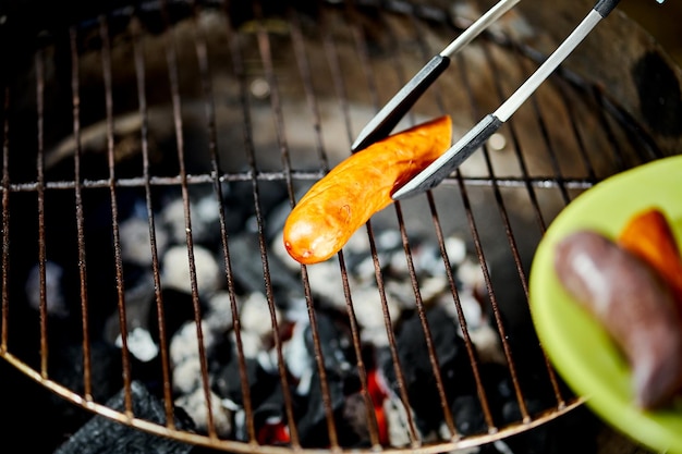 Foto close-up van vis op barbecue grill