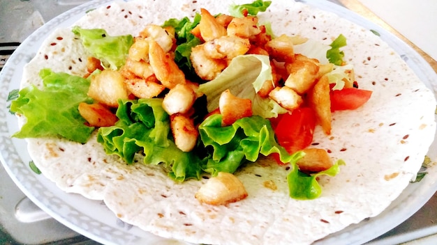 Close-up van vlees en salade op tortilla