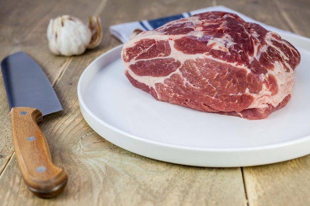 Close-up van vlees in bord op tafel