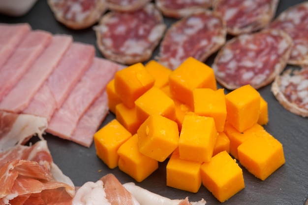 Close-up van vlees met vruchtensnijden op tafel