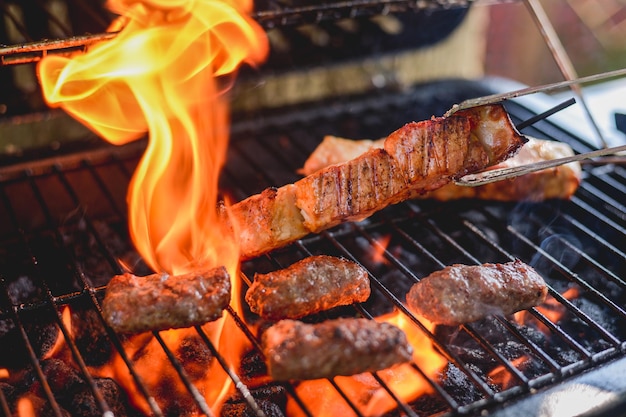 Close-up van vlees op de barbecue grill