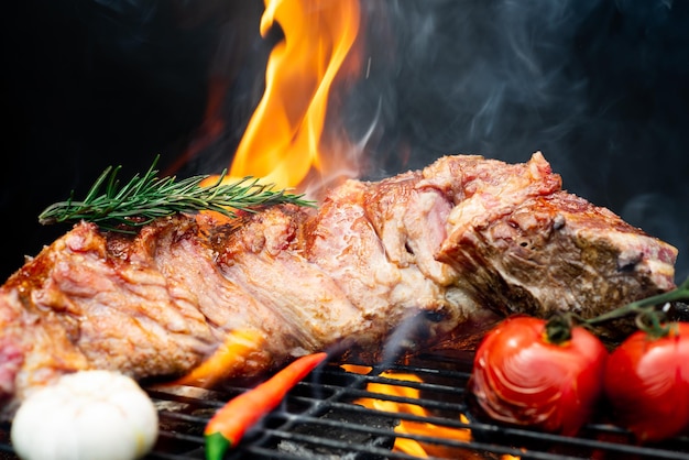 Close-up van vlees op de barbecue grill