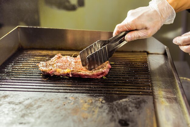 Close-up van vlees op de barbecue grill