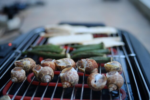 Foto close-up van vlees op de barbecue grill