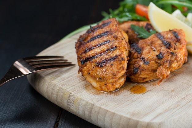 Close-up van vlees op de barbecue grill