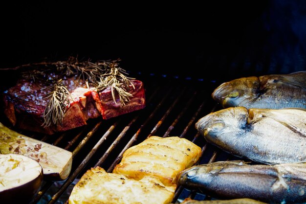 Foto close-up van vlees op de barbecue grill
