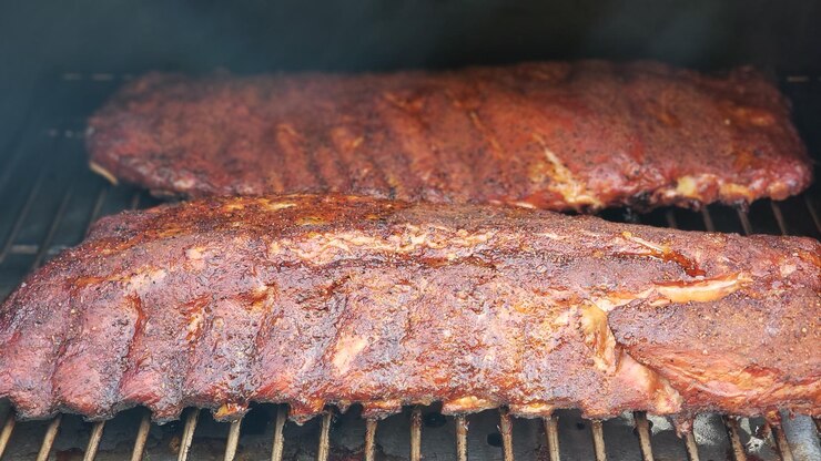 Foto close-up van vlees op de barbecue grill