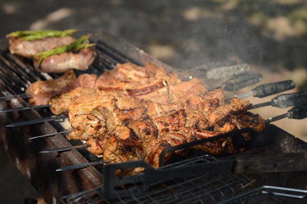 Close-up van vlees op de barbecue grill