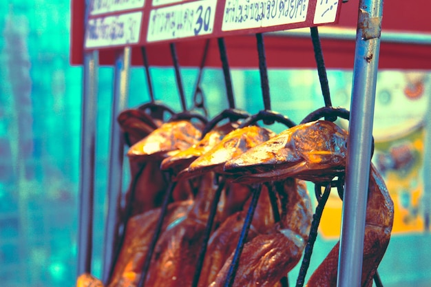 Foto close-up van vlees op de barbecue grill