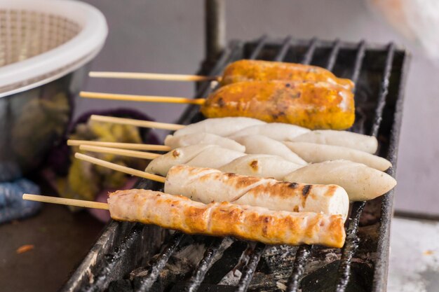 Foto close-up van vlees op de barbecue grill