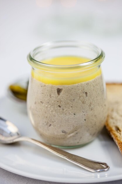 Foto close-up van voedsel in glas op bord aan tafel