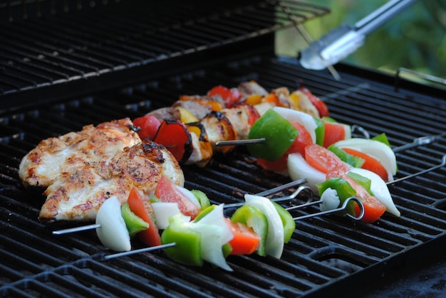Close-up van voedsel in spijkers op barbecue grill