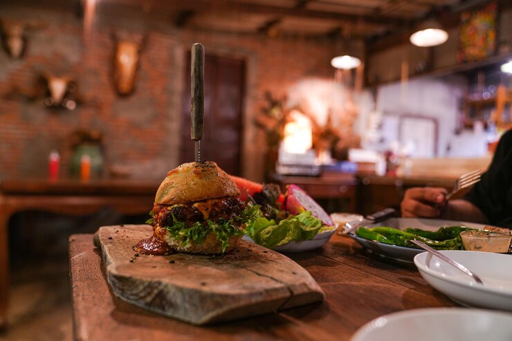 Foto close-up van voedsel op tafel in een restaurant