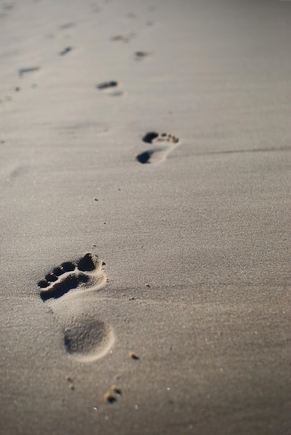 Close-up van voetafdrukken op het zand op het strand