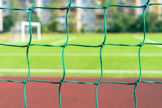 Close-up van voetbal voetbal doel netto schoolstadion