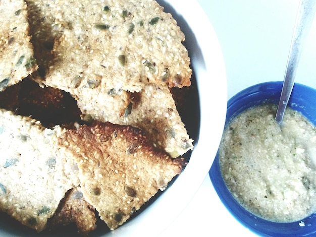 Foto close-up van volkorenbrood dat op tafel wordt geserveerd