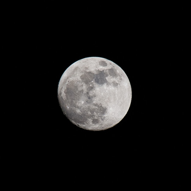 Close-up van volle maan boven donkere zwarte lucht 's nachts, genomen op 26 oktober 2015