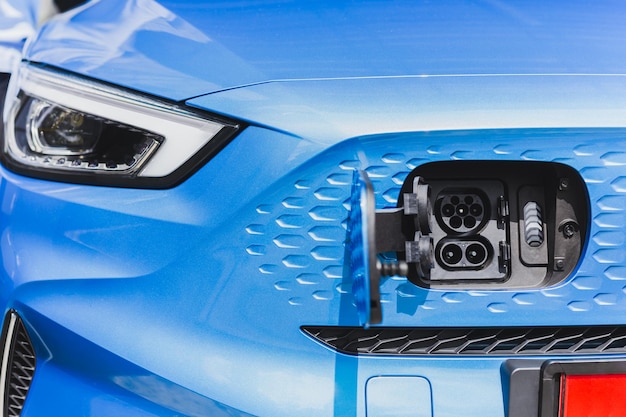 Close-up van vooraanzicht elektrische auto oplaadaansluiting