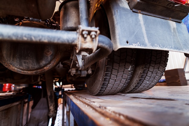 Close up van vrachtwagenbanden. Herstellen van oude vrachtwagen in auto workshop.