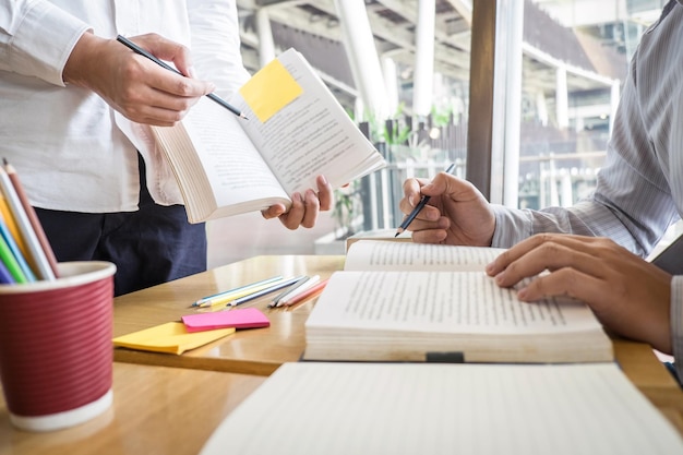 Foto close-up van vrienden die aan tafel in de bibliotheek studeren