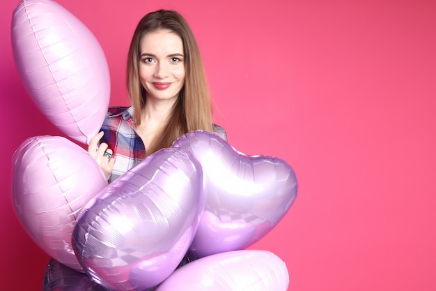Close-up van vrij jonge vrouw met een lucht kleurrijke ballons