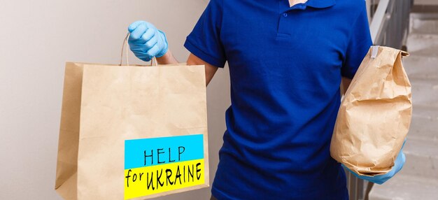 Close up van vrijwillige cyrrying box met humanitaire hulp voor Oekraïense vluchtelingen op straat