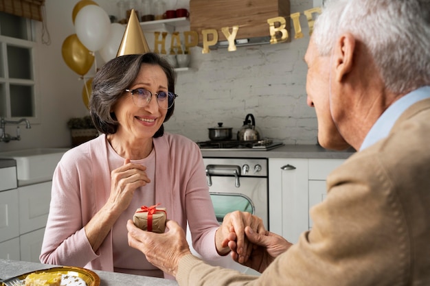 Foto close-up van vrouw die cadeau ontvangt