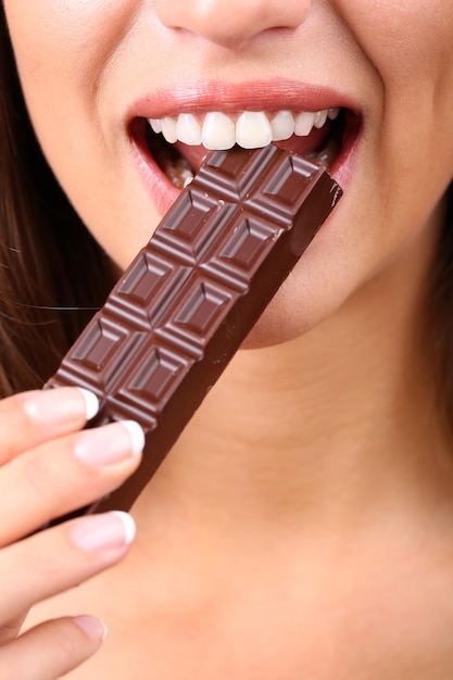 Close-up van vrouw die chocolade eet