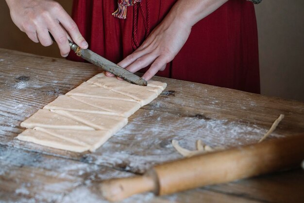 Close-up van vrouw die deeg voor croissants voorbereidt