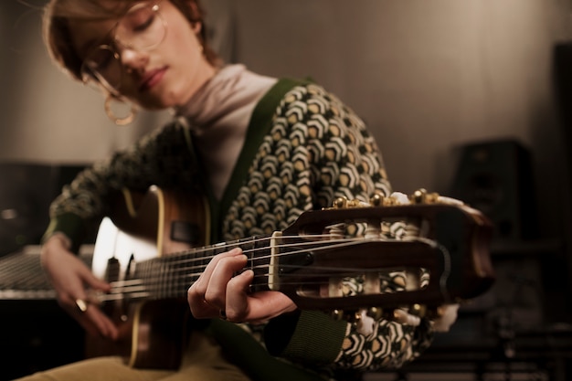 Foto close-up van vrouw die gitaar speelt