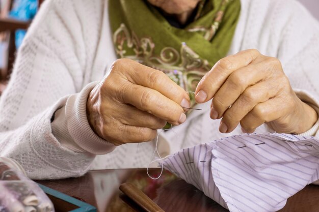 Foto close-up van vrouw die handen vasthoudt