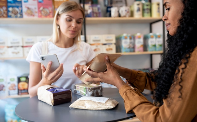 Foto close-up van vrouw die product controleert