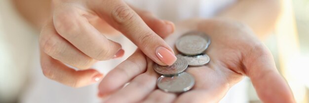 Close up van vrouw hand met zilveren munten vrouwelijke tellen van geld in haar handen inflatie klein