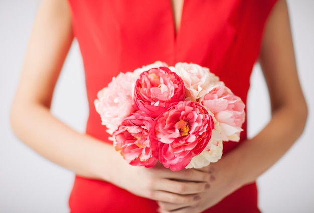 close up van vrouw handen met boeket bloemen.