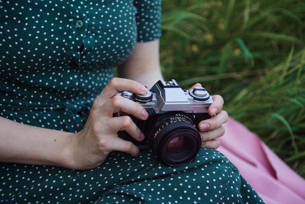 Close-up van vrouw handen met film vintage camera