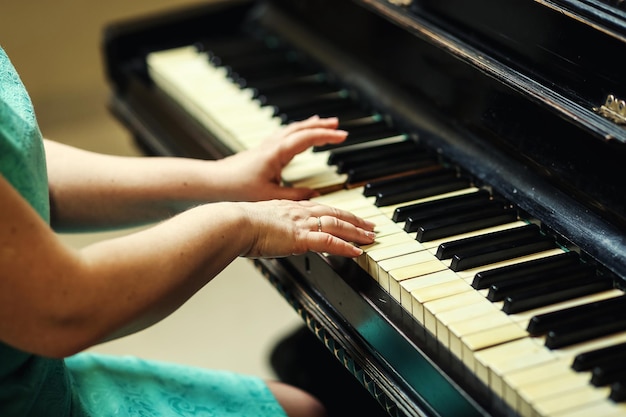 Close up van vrouw handen piano spelen