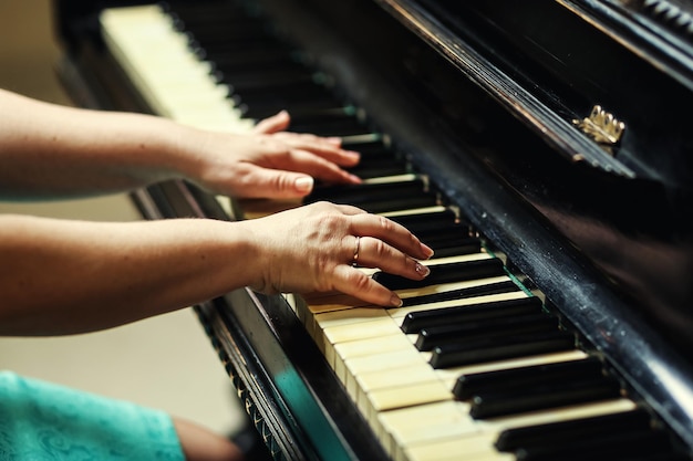 Close up van vrouw handen piano spelen