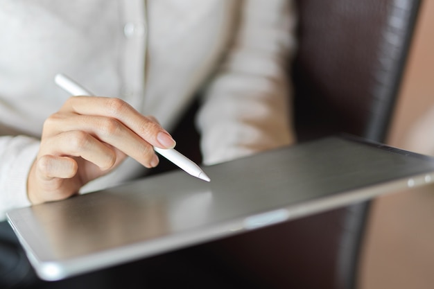 Close up van vrouw met behulp van tablet, pak voor zakelijke of studie-inhoud